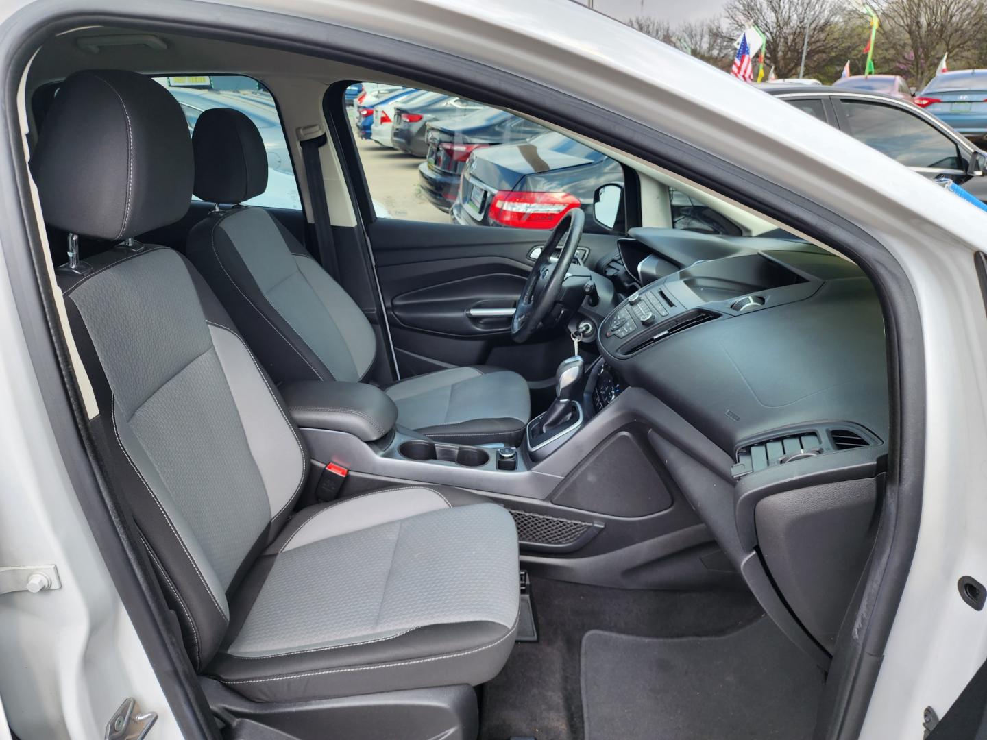 2017 WHITE Ford C-Max Hybrid SE (1FADP5AU2HL) with an 2.0L L4 DOHC 16V HYBRID engine, CVT transmission, located at 2660 S.Garland Avenue, Garland, TX, 75041, (469) 298-3118, 32.885551, -96.655602 - Photo#17